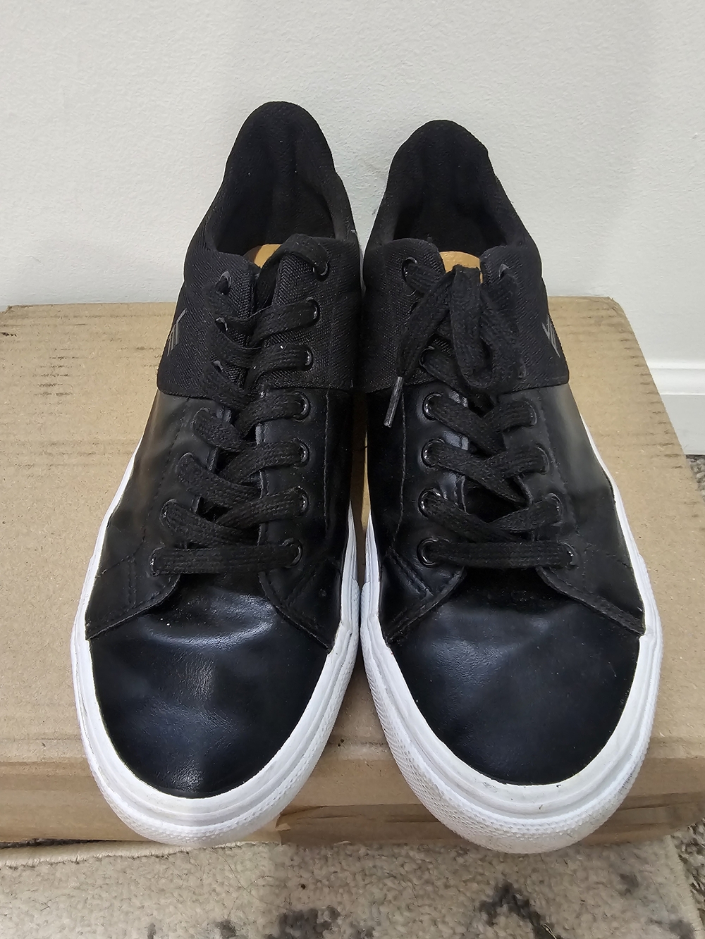 London Fog Black Low-Top Sneakers with White Sole -women's Size 9